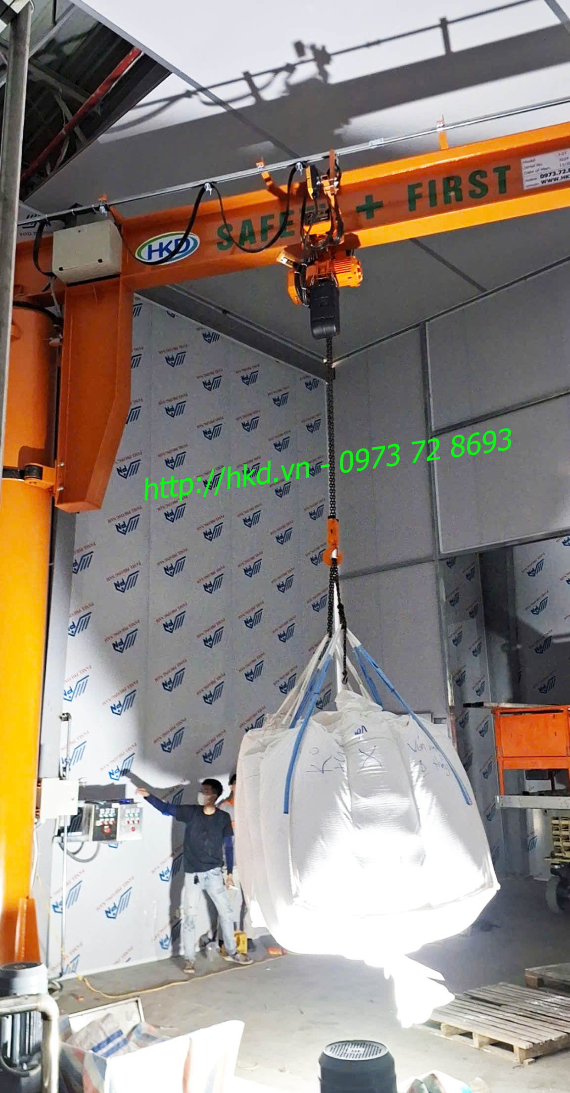 Cẩu quay 2 tấn HKD cung cấp và lắp đặt góc quay 270 độ