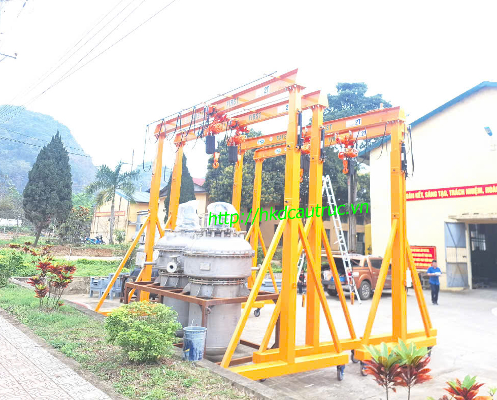 Cổng trục đẩy tay 2 tấn thay đổi chiều cao bằng kích thủy lực