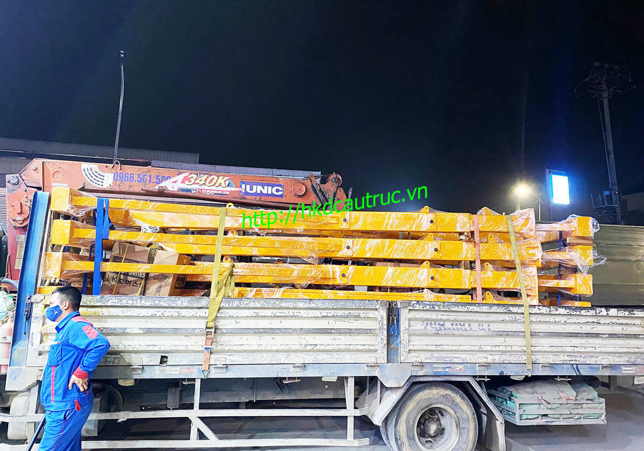 Cổng trục đẩy tay 2 tấn lên xe trước khi lắp đặt tại công trình