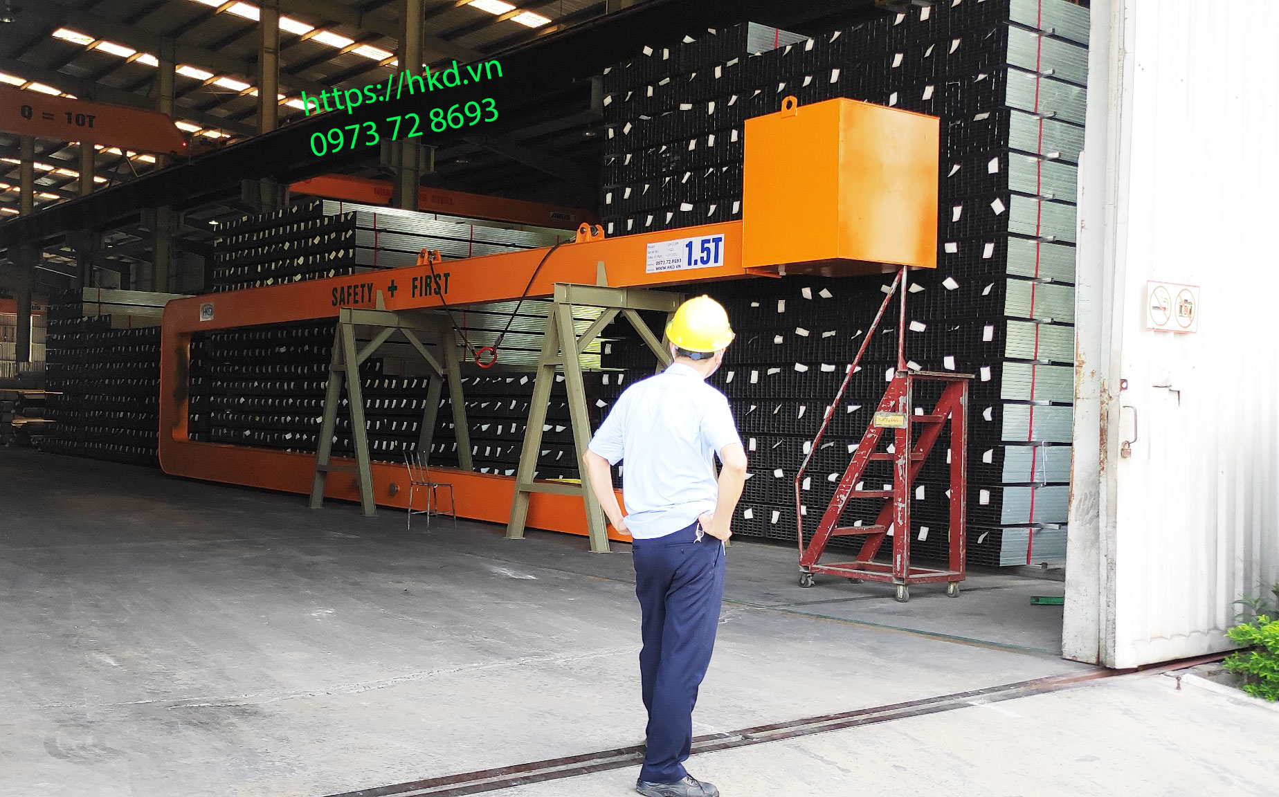 Móc cẩu chữ C 1.5 tấn container tại xưởng khách hàng